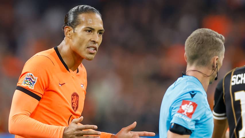 Foto bij Oranjecaptain Van Dijk snapt niets van afgekeurde goal: 'Brobbey deed niks'