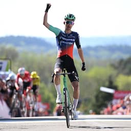 Toptalent Paul Seixas (19) kroont zich tot jongste winnaar ooit in Waalse Pijl