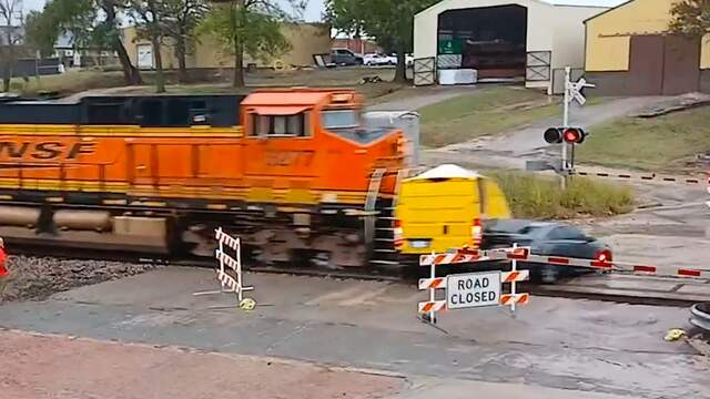 Trein verwoest twee voertuigen die vastzitten op Amerikaans spoor