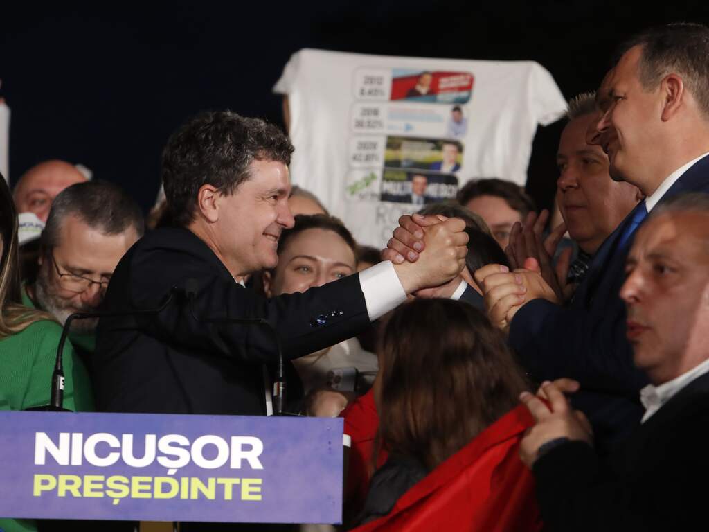 Pro-EU-kandidaat Dan klopt radicaal-rechts en wordt president van Roemenië