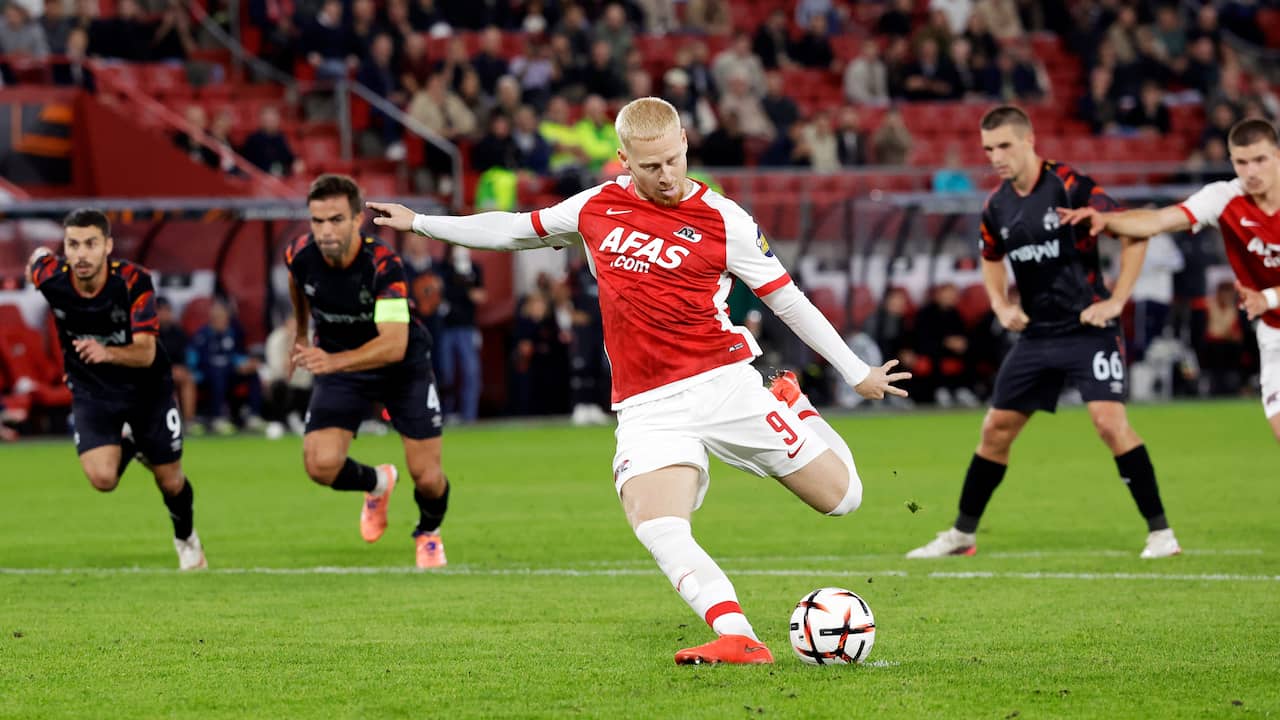 Meerdink benut winnende penalty AZ met eerste balcontact