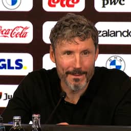 Video | Mark van Bommel hoort op persconferentie dat zoon is opgeroepen voor Oranje