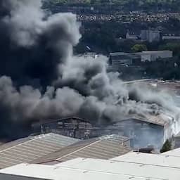 Video | Enorme rookwolken door brand op industrieterrein nabij Wembley