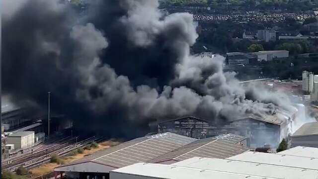 Enorme rookwolken door brand op industrieterrein nabij Wembley