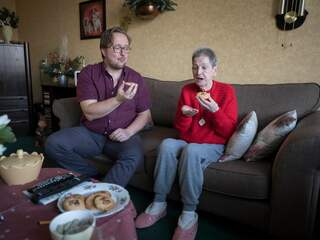 Waarom we het lastig vinden om afstand te houden bij elkaar thuis