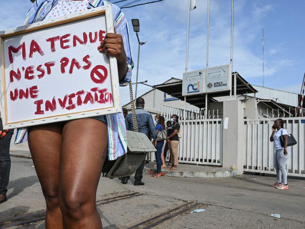 Ivoriaanse tv-host geschorst na uitzending waarin verkrachting werd nagedaan