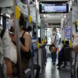 Singapore geeft hoge boetes voor voeten op stoelen en luide muziek in de bus