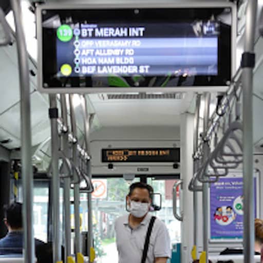 Illustratie bij: Singapore geeft hoge boetes voor voeten op stoelen en luide muziek in de bus