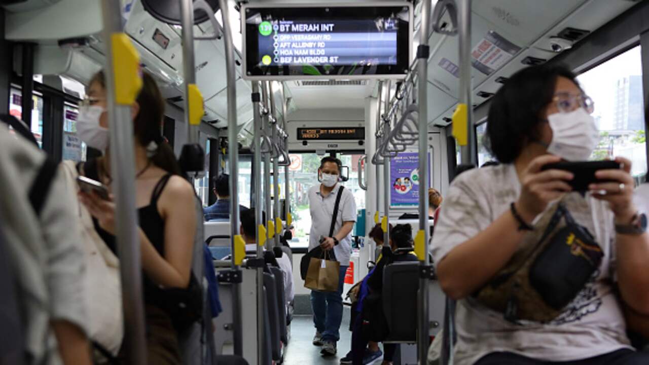 Foto bij Singapore geeft hoge boetes voor voeten op stoelen en luide muziek in de bus