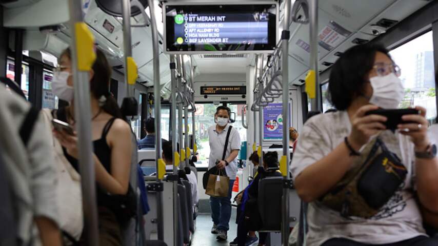 Foto bij Singapore geeft hoge boetes voor voeten op stoelen en luide muziek in de bus