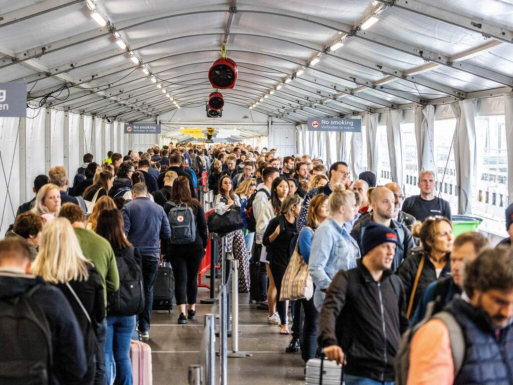 wachtrij schiphol drukte