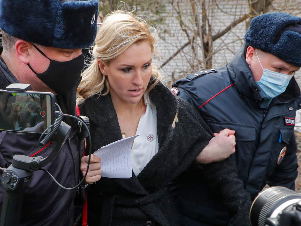 Arts van Poetins rivaal Alexei Navalny om onbekende redenen opgepakt