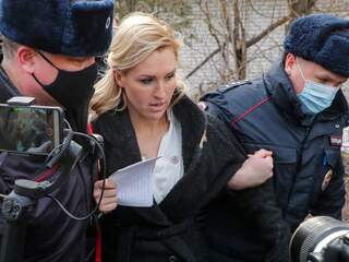 Arts van Poetins rivaal Alexei Navalny om onbekende redenen opgepakt