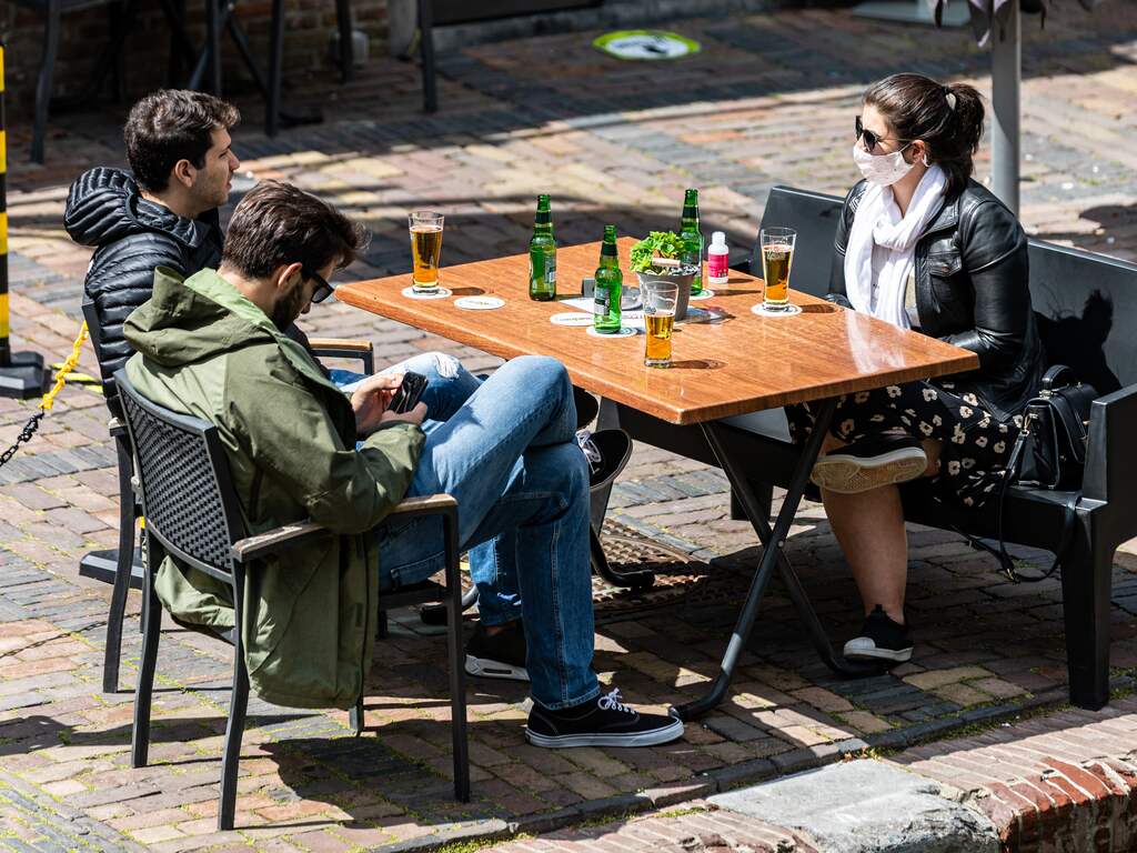 OMT-leden vrezen voor te vroege opening terrassen: 'In no time terug bij af'