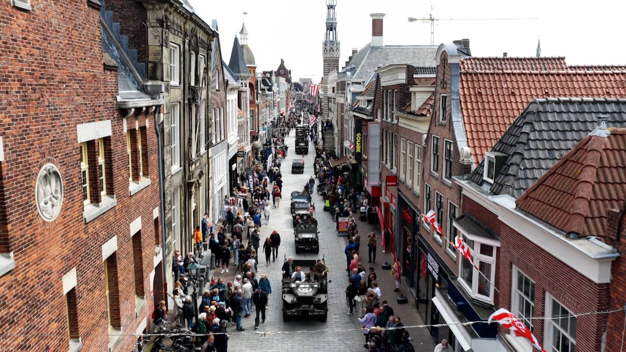 Video | Drone filmt colonne historische militaire voertuigen in Alkmaar
