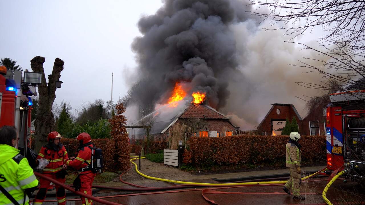 Video | Vlammen slaan hoog uit rieten dak van Drentse woonboerderij