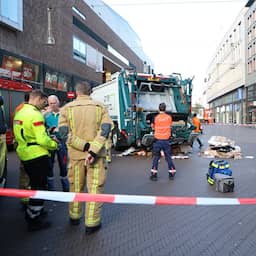 Man valt in vuilniswagen als container waarin hij slaapt wordt geleegd