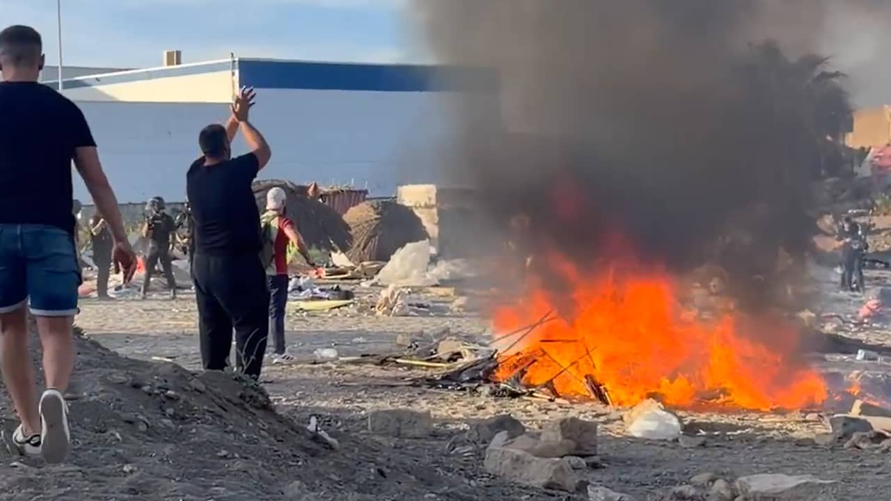 Bewoners Ceuta steken hutten van migranten in brand