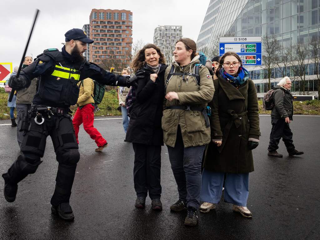 Ongeveer 190 actievoerders aangehouden bij XR-blokkade bij A10 in Amsterdam