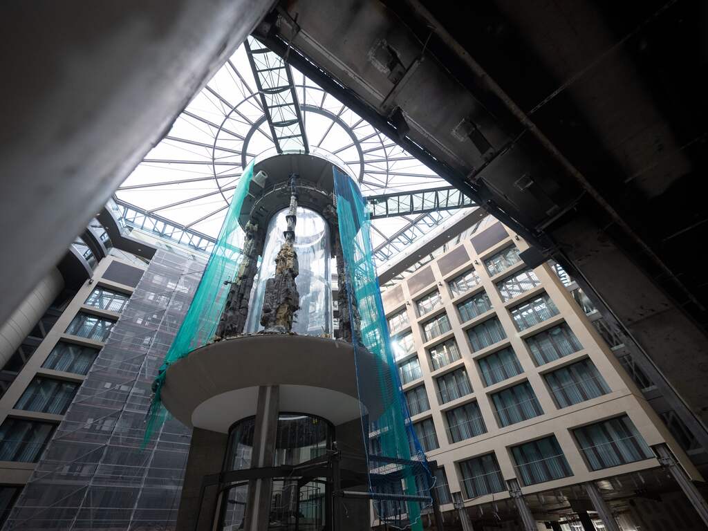 Berlijns hotel bouwt verticale tuin op plek waar enorm aquarium barstte