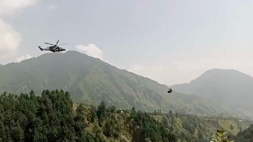 Helikopter probeert bij Pakistanen in bungelende gondel te komen