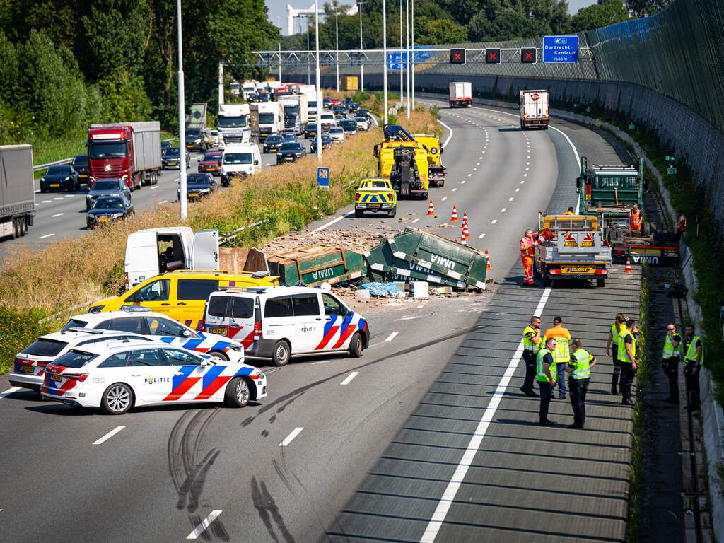 A16 weer open na kantelen vrachtwagen met stenen