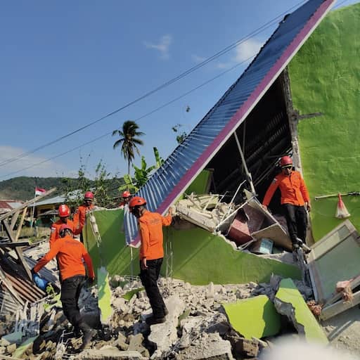 Vrouw (84) na drie dagen gered onder puin van Indonesische aardbeving
