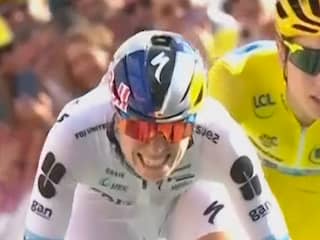 Vollering wint ondanks list van Niewiadoma met machtige sprint in Tour