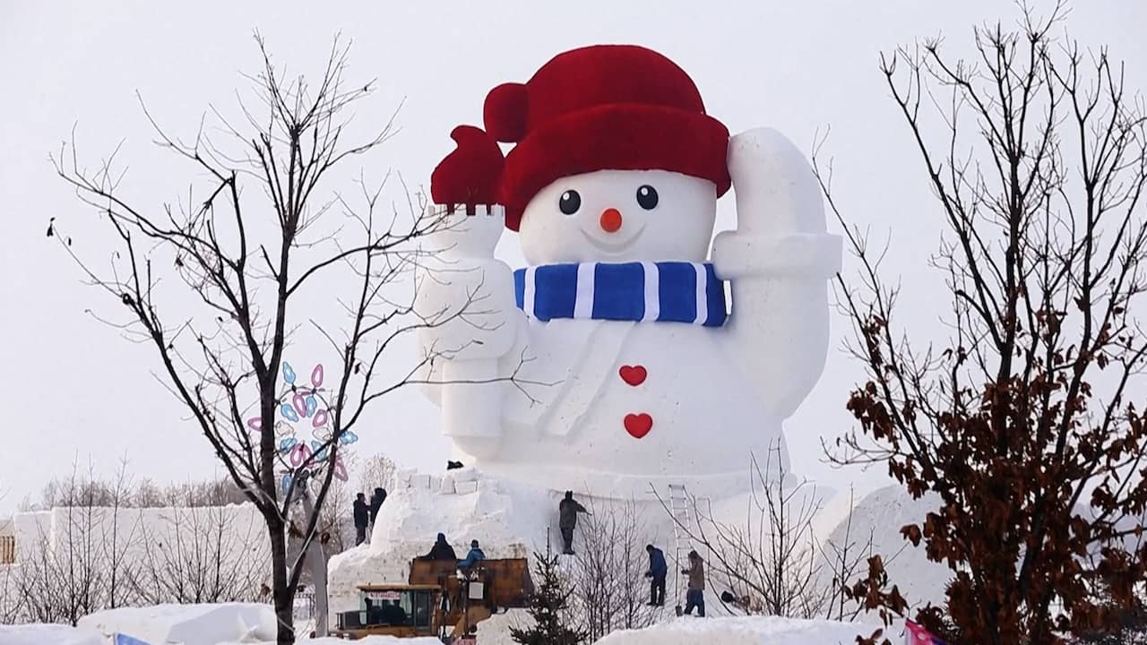 Chinezen leggen laatste hand aan enorme sneeuwpop | NU.nl