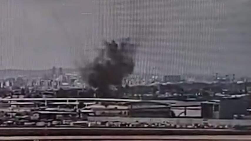 Camerabeelden tonen moment dat raket inslaat bij luchthaven Tel Aviv