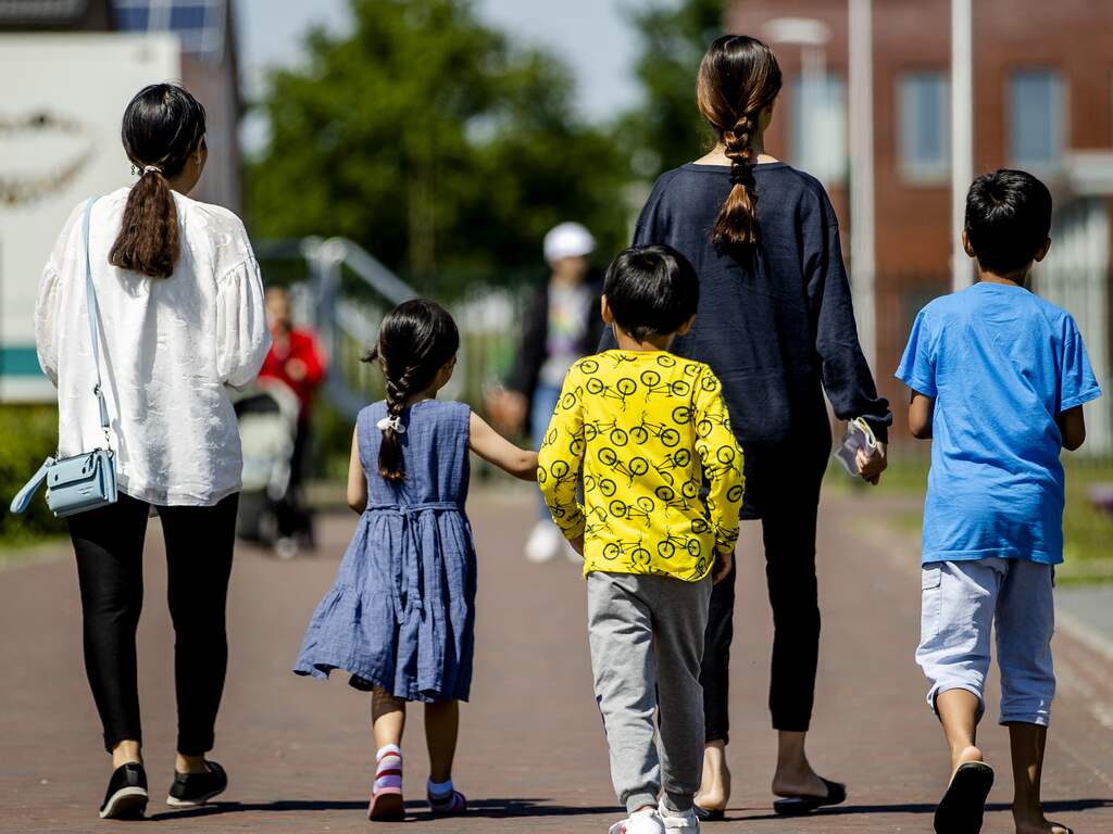 Alweer moeten mensen op stoel slapen door drukte in aanmeldcentrum Ter Apel