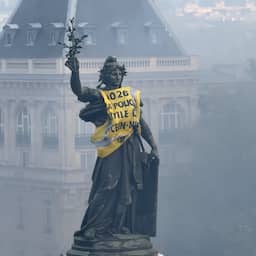 Video | Standbeeld krijgt make-over tijdens protesten in Parijs