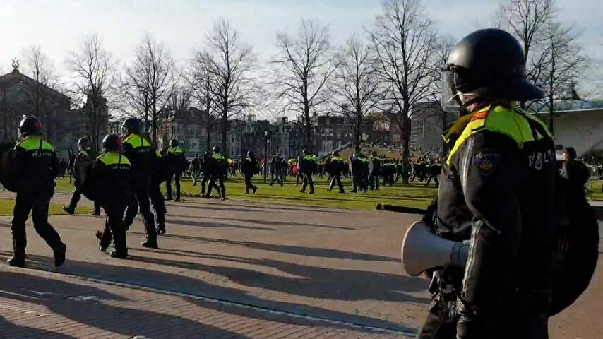 Politie veegt Museumplein in Amsterdam schoon na illegaal protest