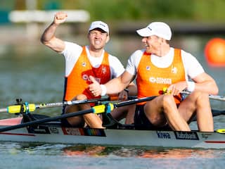 Roeiers Van Dorp en Twellaar veroveren wereldtitel op Amsterdamse Bosbaan