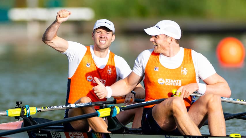 Roeiers Van Dorp en Twellaar veroveren wereldtitel op Amsterdamse Bosbaan