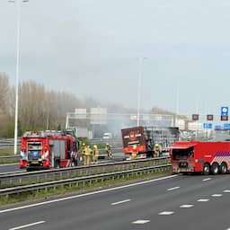 A16 bij Rotterdam tot vanavond dicht vanwege brand in vrachtwagen met papier