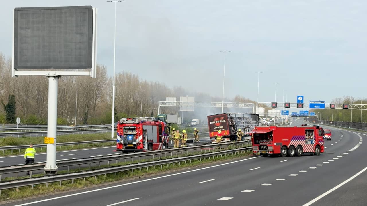 A16 bij Rotterdam tot vanavond dicht vanwege herstel weg na vrachtwagenbrand