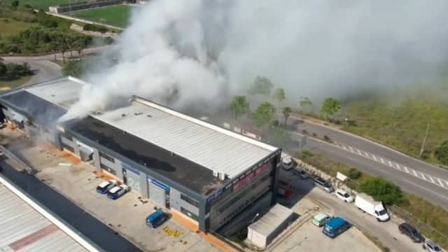 Giftige rook stijgt op uit magazijn vol met chloor in Barcelona