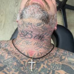 Dean Saunders tatoeëert naam overleden broer Ben op keel: 'Dicht bij mijn stem'