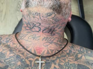 Dean Saunders tatoeëert naam overleden broer Ben op keel: 'Dicht bij mijn stem'