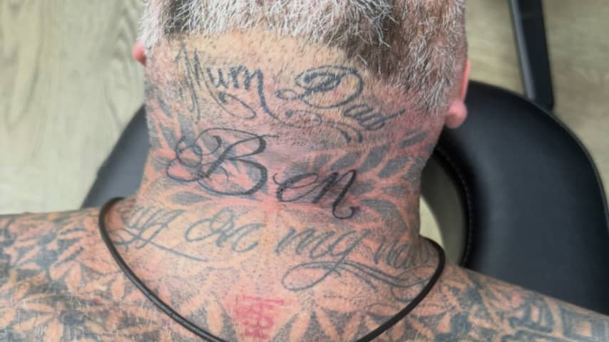 dean-saunders-tatoeeert-naam-overleden-broer-ben-op-keel-dicht-bij-mijn-stem.jpg