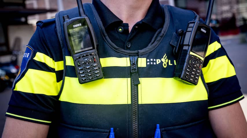 Man in Uden rijdt met gestolen auto in op politiewagen, agent gewond