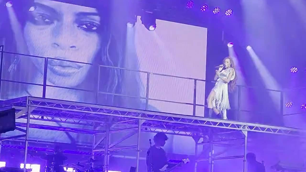 Ravyn Lenae zingt TikTok-hit Love Me Not voor Lowlands-publiek