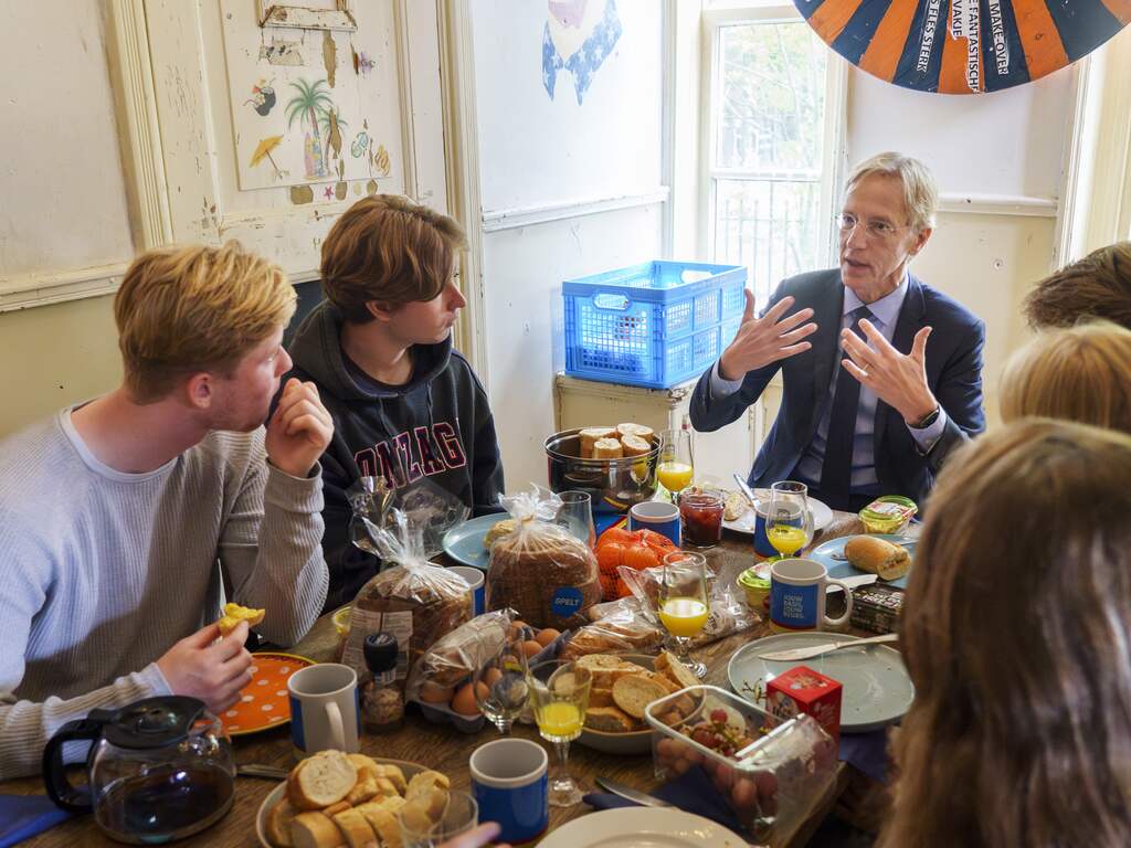 Dijkgraaf vraagt studenten termen hoog- en laagopgeleid niet meer te gebruiken