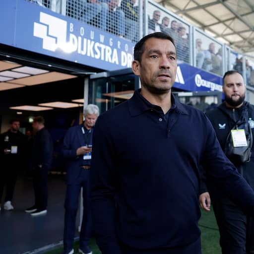 Van Bronckhorst blij met maatregel Feyenoord na vuurwerk: 'Dit is not done'