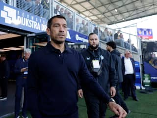Van Bronckhorst blij met maatregel Feyenoord na vuurwerk: 'Dit is not done'
