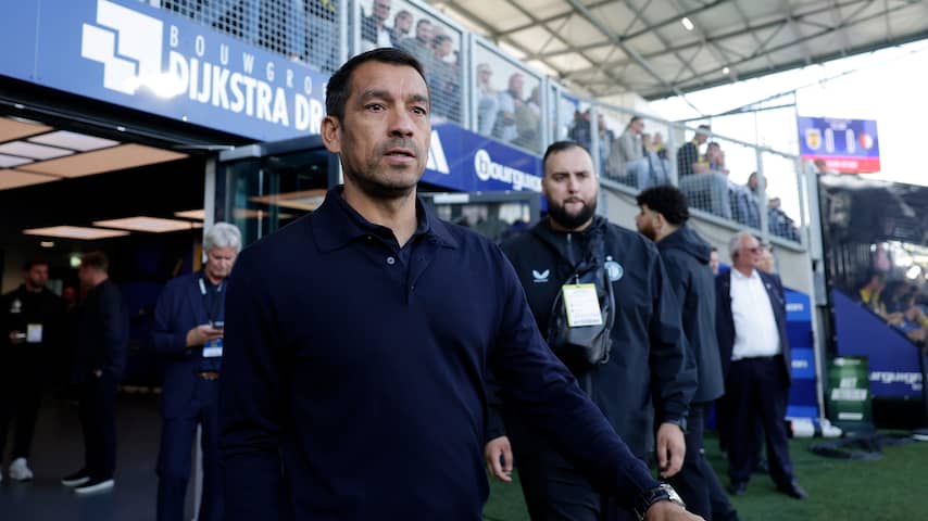 Van Bronckhorst blij met maatregel Feyenoord na vuurwerk: 'Dit is not done'