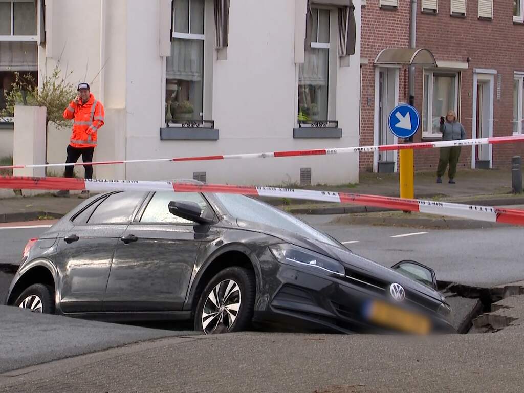 Zinkgat in Venlo ontstaan door wegschuivende rioolbuizen