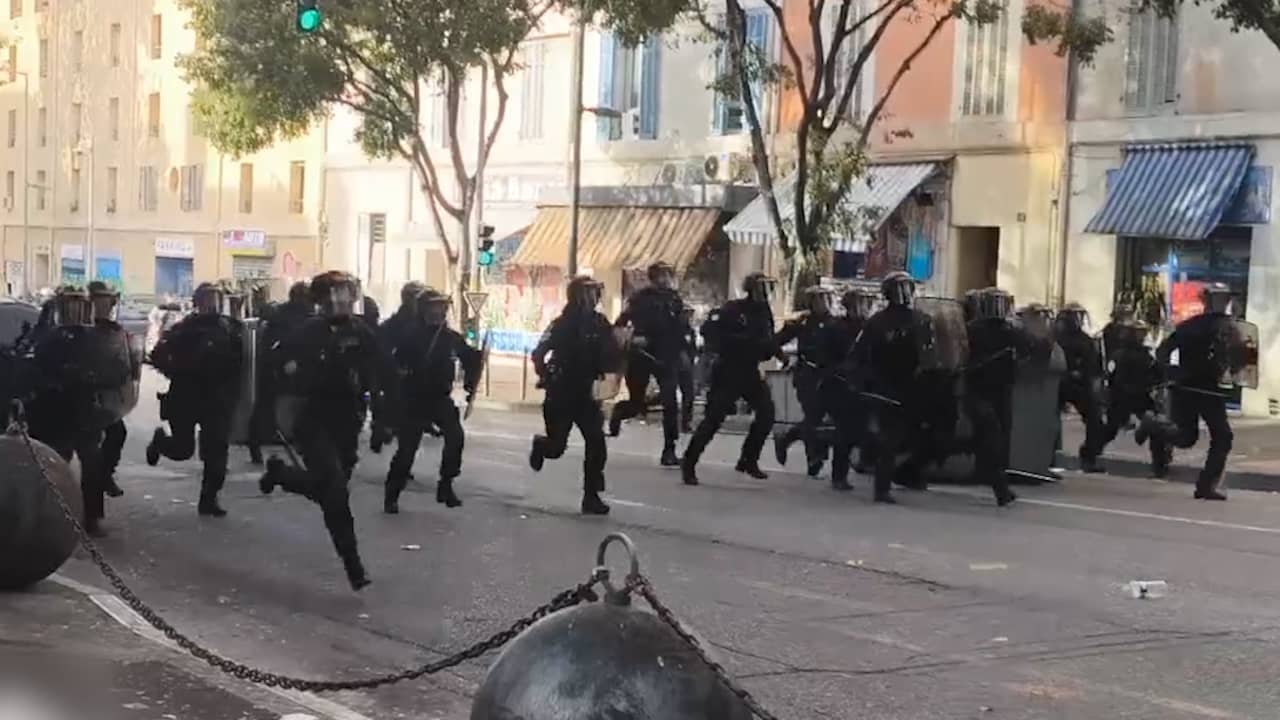 Video | Politie clasht met demonstranten in Marseille, in heel Europa protesten