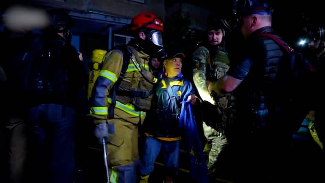 Hulpdiensten halen slachtoffers uit gebouw na Russische aanval in Kyiv
